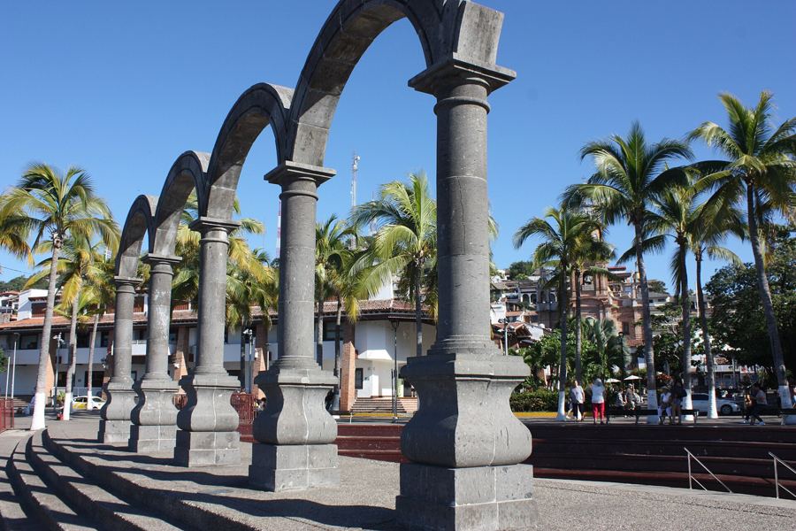 Los Arcos on the Malecón, a classic meeting point